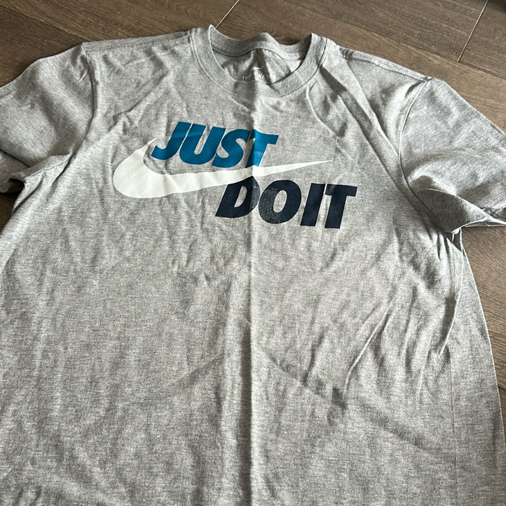 Men’s size small Nike Tshirt. Grey